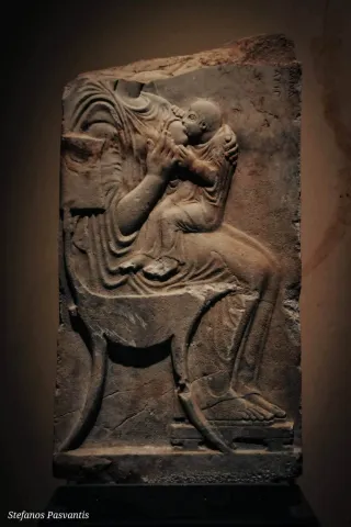 Και η φωτογραφία του Στέφανος Πασβάντης από την επιτύμβια στήλη θηλάζουσας 