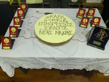 από άλλη κοπή..